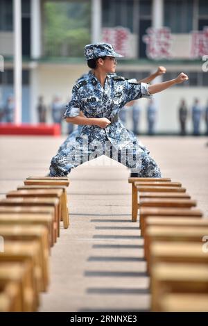 (170731) -- HONG KONG, 31. Juli 2017 -- Studenten führen Militärboxen auf der Abschlusszeremonie des Hong Kong Youth Military Summer Camp im südchinesischen Hong Kong, 30. Juli 2017 durch. Die Abschlusszeremonie des 13. Hong Kong Youth Military Summer Camp fand am Sonntag in den San Wai Barracks der chinesischen Volksbefreiungsarmee (PLA) Garrison in der Hong Kong Special Administrative Region (HKSAR) statt. Während des zweiwöchigen Camps erhielten 500 Studenten militärische Schulungen, die ihren Urlaub bereicherten. ) (zx) CHINA-HONGKONG-JUGEND-MILITÄRSOMMER-LAGER (CN) WangxXi PUBLICATIONxNOTxINxCHN Hon Stockfoto