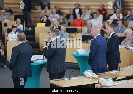 Erfurt, Deutschland. September 2023. Björn Höcke (r-l, AFD), Thomas Kemmerich (FDP), Mario Voigt (CDU) und Matthias Hey (SPD) diskutieren mit Besuchern im Plenarsaal. Der Thüringer landtag öffnet seine Türen für Besucher, mit dem Schwerpunkt in diesem Jahr auf der Thüringer Landesverfassung, die im Oktober 30 Jahre alt wird. Quelle: Matthias Bein/dpa/Alamy Live News Stockfoto