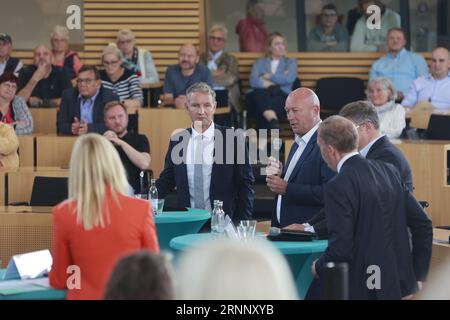 Erfurt, Deutschland. September 2023. Björn Höcke (M, AFD), Thomas Kemmerich (3. V. R. FDP), Mario Voigt (r, CDU) und Matthias Hey (SPD) diskutieren mit den Besuchern im Plenarsaal. Der Thüringer landtag öffnet seine Türen für Besucher, mit dem Schwerpunkt in diesem Jahr auf der Thüringer Landesverfassung, die im Oktober 30 Jahre alt wird. Quelle: Matthias Bein/dpa/Alamy Live News Stockfoto