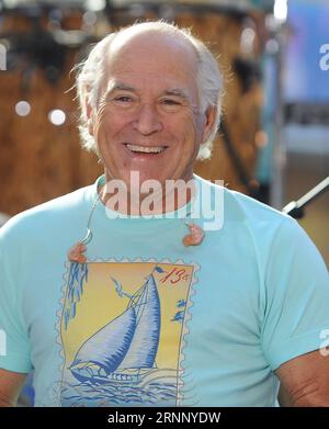 Jimmy Buffett ist verstorben. New York, New York, 15. August: Jimmy Buffett auf der Today Show in New York City am 15. August 2013. Danksagung: John Palmer/MediaPunch Stockfoto