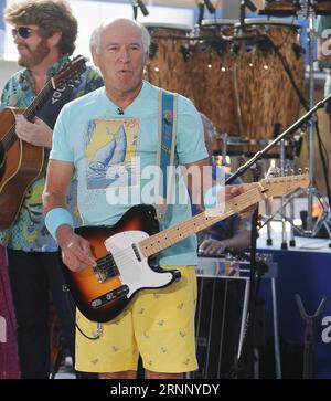 Jimmy Buffett ist verstorben. New York, New York, 15. August: Jimmy Buffett auf der Today Show in New York City am 15. August 2013. Danksagung: John Palmer/MediaPunch Stockfoto