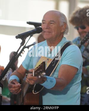 Jimmy Buffett ist verstorben. New York, New York, 15. August: Jimmy Buffett auf der Today Show in New York City am 15. August 2013. Danksagung: John Palmer/MediaPunch Stockfoto