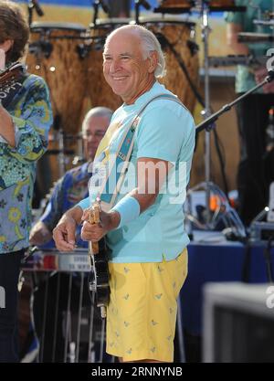 Jimmy Buffett ist verstorben. New York, New York, 15. August: Jimmy Buffett auf der Today Show in New York City am 15. August 2013. Danksagung: John Palmer/MediaPunch Stockfoto