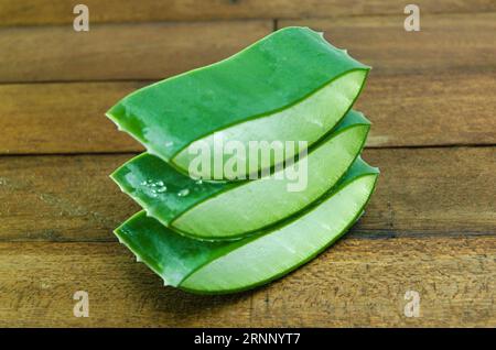 Stapel Aloe Vera auf Holzuntergrund geschnitten. Stockfoto
