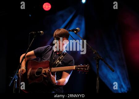 Jedburgh, Großbritannien. September 2023. EdgeFest 2023, Musikfestival. Der Künstler Connor Fyfe auf der Bühne, der erste Akt, der bei der Eröffnungsveranstaltung in Lilliardsedge bei Jedburgh auftritt. Musik und Unterhaltung unter der großen Spitze. Künstler : Connor Fyfe ( Credit: Rob Gray/Alamy Live News) Stockfoto