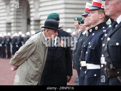 (170803) -- LONDON, 3. August 2017 -- der britische Prinz Philip(L), Duke of Edinburgh, reagiert auf eine Parade in der Rolle des Royal Marines Captain General zum letzten Mal im Buckingham Palace in London, Großbritannien am 2. August 2017. Prinz Philip, Ehemann von Königin Elisabeth II., führt am Mittwoch sein letztes öffentliches Einzelengagement aus, bevor er sich von den königlichen Pflichten zurückzieht. Pool) -UK OUT- BRITAIN-LONDON-PRINCE PHILIP-RETIREMENT Hanxyan PUBLICATIONxNOTxINxCHN London Aug 3 2017 Britain S Prince Philip l Duke of Edinburgh reagiert, als er an einer Parade in der Rolle des Royal Marines Captain General for teilnimmt Stockfoto