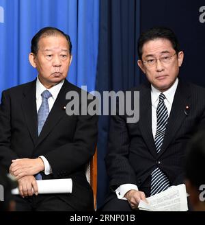 (170803) -- TOKIO, 3. August 2017 -- Nikai Toshihiro (L), Japans regierender Generalsekretär der Liberal Democratic Party, und Fumio Kishida, Japans scheidender Außenminister und neuer Leiter des Policy Research Council der Liberal Democratic Party, nehmen am 3. August 2017 an einer Pressekonferenz in Tokio, Japan, Teil. Der japanische Premierminister Shinzo Abe ernannte am Donnerstag Veteranen-Verbündete, die ihm nahe stehen, zu Schlüsselrollen innerhalb der herrschenden Liberal Democratic Party (LDP), um die historisch niedrigen öffentlichen Unterstützungsquoten zu stärken und gleichzeitig die parteipolitischen Einflüsse innerhalb der Partei auszugleichen. ) (JMMN) JAPAN-TOKIO-POLITIK-CAB Stockfoto