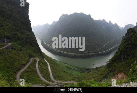 (170803) -- DU AN, 3. Aug. 2017 -- Foto aufgenommen am 1. Aug. 2017 zeigt eine Autobahn in der Nähe des Hongshui Flusses in der Longwan Township von du an Yao Autonomous County, südchinesische autonome Region Guangxi Zhuang. Die Kilometerleistung der Autobahn im County ist von 70 auf 2.000 Kilometer gestiegen, mit den Bemühungen der lokalen Regierung und der Bevölkerung. ) (lx) CHINA-GUANGXI-HIGHWAY(CN) LuxBoan PUBLICATIONXNOTXINXCHN You to Aug 3 2017 Foto aufgenommen AM 1. August 2017 zeigt einen Highway in der Nähe des Hong Shui Flusses in der Longwan Township of You zum Yao Autonomous County South China S Guangxi Zhuang Autonomous Region the Mile Stockfoto