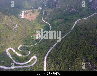 (170803) -- DU AN, 3. Aug. 2017 -- Foto aufgenommen am 2. Aug. 2017 zeigt eine Autobahn, die sich über Berge in der Stadt Chengjiang im Autonomen Kreis du an Yao in der südchinesischen autonomen Region Guangxi Zhuang schlängelt. Die Kilometerleistung der Autobahn im County ist von 70 auf 2.000 Kilometer gestiegen, mit den Bemühungen der lokalen Regierung und der Bevölkerung. ) (lx) CHINA-GUANGXI-HIGHWAY(CN) LuxBoan PUBLICATIONXNOTXINXCHN You to Aug 3 2017 Foto aufgenommen AM 2. August 2017 zeigt eine Autobahn, die sich über Berge in Cheng Jiang Stadt You zum Yao Autonomous County South China S Guangxi Zhuang Autonomous Region the Mile windet Stockfoto