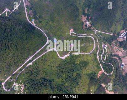 (170803) -- DU AN, 3. Aug. 2017 -- Foto aufgenommen am 2. Aug. 2017 zeigt eine Autobahn, die sich über Berge in Lalie Town of du an Yao Autonomous County, südchinesische autonome Region Guangxi Zhuang, schlängelt. Die Kilometerleistung der Autobahn im County ist von 70 auf 2.000 Kilometer gestiegen, mit den Bemühungen der lokalen Regierung und der Bevölkerung. ) (lx) CHINA-GUANGXI-HIGHWAY(CN) LuxBoan PUBLICATIONxNOTxINxCHN You to Aug 3 2017 Foto aufgenommen AM 2. August 2017 zeigt eine Autobahn, die sich über Berge in Lalie Town of You zum Yao Autonomous County South China S Guangxi Zhuang Autonomous Region The Mile of High windet Stockfoto