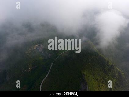 (170803) -- DU AN, 3. Aug. 2017 -- Foto aufgenommen am 2. Aug. 2017 zeigt eine Autobahn, die sich über Berge in der Stadt Chengjiang im Autonomen Kreis du an Yao in der südchinesischen autonomen Region Guangxi Zhuang schlängelt. Die Kilometerleistung der Autobahn im County ist von 70 auf 2.000 Kilometer gestiegen, mit den Bemühungen der lokalen Regierung und der Bevölkerung. ) (lx) CHINA-GUANGXI-HIGHWAY(CN) LuxBoan PUBLICATIONXNOTXINXCHN You to Aug 3 2017 Foto aufgenommen AM 2. August 2017 zeigt eine Autobahn, die sich über Berge in Cheng Jiang Stadt You zum Yao Autonomous County South China S Guangxi Zhuang Autonomous Region the Mile windet Stockfoto