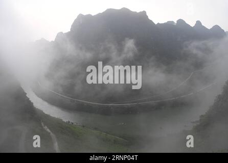 (170803) -- DU AN, 3. Aug. 2017 -- Foto aufgenommen am 1. Aug. 2017 zeigt eine Autobahn in der Nähe des Hongshui Flusses in der Longwan Township von du an Yao Autonomous County, südchinesische autonome Region Guangxi Zhuang. Die Kilometerleistung der Autobahn im County ist von 70 auf 2.000 Kilometer gestiegen, mit den Bemühungen der lokalen Regierung und der Bevölkerung. ) (lx) CHINA-GUANGXI-HIGHWAY(CN) LuxBoan PUBLICATIONXNOTXINXCHN You to Aug 3 2017 Foto aufgenommen AM 1. August 2017 zeigt einen Highway in der Nähe des Hong Shui Flusses in der Longwan Township of You zum Yao Autonomous County South China S Guangxi Zhuang Autonomous Region the Mile Stockfoto