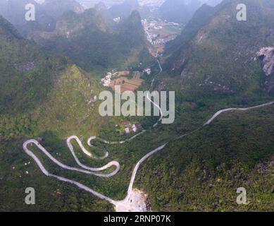 (170803) -- DU AN, 3. Aug. 2017 -- Foto aufgenommen am 2. Aug. 2017 zeigt eine Autobahn, die sich über Berge in der Stadt Chengjiang im Autonomen Kreis du an Yao in der südchinesischen autonomen Region Guangxi Zhuang schlängelt. Die Kilometerleistung der Autobahn im County ist von 70 auf 2.000 Kilometer gestiegen, mit den Bemühungen der lokalen Regierung und der Bevölkerung. ) (lx) CHINA-GUANGXI-HIGHWAY(CN) LuxBoan PUBLICATIONXNOTXINXCHN You to Aug 3 2017 Foto aufgenommen AM 2. August 2017 zeigt eine Autobahn, die sich über Berge in Cheng Jiang Stadt You zum Yao Autonomous County South China S Guangxi Zhuang Autonomous Region the Mile windet Stockfoto