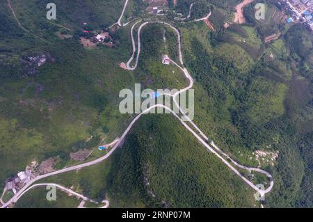 (170803) -- DU AN, 3. Aug. 2017 -- Foto aufgenommen am 2. Aug. 2017 zeigt eine Autobahn, die sich über Berge in Lalie Town of du an Yao Autonomous County, südchinesische autonome Region Guangxi Zhuang, schlängelt. Die Kilometerleistung der Autobahn im County ist von 70 auf 2.000 Kilometer gestiegen, mit den Bemühungen der lokalen Regierung und der Bevölkerung. ) (lx) CHINA-GUANGXI-HIGHWAY(CN) LuxBoan PUBLICATIONxNOTxINxCHN You to Aug 3 2017 Foto aufgenommen AM 2. August 2017 zeigt eine Autobahn, die sich über Berge in Lalie Town of You zum Yao Autonomous County South China S Guangxi Zhuang Autonomous Region The Mile of High windet Stockfoto