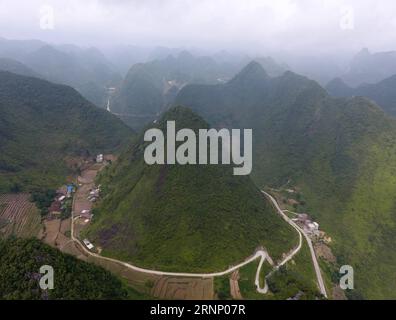 (170803) -- DU AN, 3. Aug. 2017 -- Foto aufgenommen am 2. Aug. 2017 zeigt eine Autobahn, die sich über Berge in Lalie Town of du an Yao Autonomous County, südchinesische autonome Region Guangxi Zhuang, schlängelt. Die Kilometerleistung der Autobahn im County ist von 70 auf 2.000 Kilometer gestiegen, mit den Bemühungen der lokalen Regierung und der Bevölkerung. ) (lx) CHINA-GUANGXI-HIGHWAY(CN) LuxBoan PUBLICATIONxNOTxINxCHN You to Aug 3 2017 Foto aufgenommen AM 2. August 2017 zeigt eine Autobahn, die sich über Berge in Lalie Town of You zum Yao Autonomous County South China S Guangxi Zhuang Autonomous Region The Mile of High windet Stockfoto