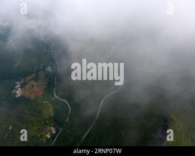 (170803) -- DU AN, 3. Aug. 2017 -- Foto aufgenommen am 2. Aug. 2017 zeigt eine Autobahn, die sich über Berge in der Stadt Chengjiang im Autonomen Kreis du an Yao in der südchinesischen autonomen Region Guangxi Zhuang schlängelt. Die Kilometerleistung der Autobahn im County ist von 70 auf 2.000 Kilometer gestiegen, mit den Bemühungen der lokalen Regierung und der Bevölkerung. ) (lx) CHINA-GUANGXI-HIGHWAY(CN) LuxBoan PUBLICATIONXNOTXINXCHN You to Aug 3 2017 Foto aufgenommen AM 2. August 2017 zeigt eine Autobahn, die sich über Berge in Cheng Jiang Stadt You zum Yao Autonomous County South China S Guangxi Zhuang Autonomous Region the Mile windet Stockfoto