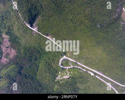 (170803) -- DU AN, 3. Aug. 2017 -- Foto aufgenommen am 2. Aug. 2017 zeigt eine Autobahn, die sich über Berge in Lalie Town of du an Yao Autonomous County, südchinesische autonome Region Guangxi Zhuang, schlängelt. Die Kilometerleistung der Autobahn im County ist von 70 auf 2.000 Kilometer gestiegen, mit den Bemühungen der lokalen Regierung und der Bevölkerung. ) (lx) CHINA-GUANGXI-HIGHWAY(CN) LuxBoan PUBLICATIONxNOTxINxCHN You to Aug 3 2017 Foto aufgenommen AM 2. August 2017 zeigt eine Autobahn, die sich über Berge in Lalie Town of You zum Yao Autonomous County South China S Guangxi Zhuang Autonomous Region The Mile of High windet Stockfoto