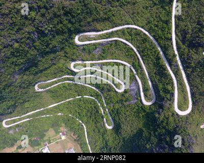 (170803) -- DU AN, 3. August 2017 -- Foto aufgenommen am 27. Juli 2017 zeigt eine Autobahn, die sich über Berge in der Longwan Township von du an Yao Autonomous County, südchinesische autonome Region Guangxi Zhuang, schlängelt. Die Kilometerleistung der Autobahn im County ist von 70 auf 2.000 Kilometer gestiegen, mit den Bemühungen der lokalen Regierung und der Bevölkerung. ) (lx) CHINA-GUANGXI-HIGHWAY(CN) LuxBoan PUBLICATIONxNOTxINxCHN you to Aug 3 2017 Foto aufgenommen AM Juli 27 2017 zeigt eine Autobahn über Berge in Longwan Township of you zu Yao Autonomous County South China S Guangxi Zhuang Autonomous Region the Stockfoto