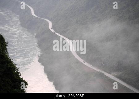 (170803) -- DU AN, 3. Aug. 2017 -- Foto aufgenommen am 1. Aug. 2017 zeigt eine Autobahn in der Nähe des Hongshui Flusses in der Longwan Township von du an Yao Autonomous County, südchinesische autonome Region Guangxi Zhuang. Die Kilometerleistung der Autobahn im County ist von 70 auf 2.000 Kilometer gestiegen, mit den Bemühungen der lokalen Regierung und der Bevölkerung. ) (lx) CHINA-GUANGXI-HIGHWAY(CN) LuxBoan PUBLICATIONXNOTXINXCHN You to Aug 3 2017 Foto aufgenommen AM 1. August 2017 zeigt einen Highway in der Nähe des Hong Shui Flusses in der Longwan Township of You zum Yao Autonomous County South China S Guangxi Zhuang Autonomous Region the Mile Stockfoto