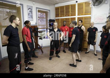 (170803) -- NEW YORK, 3. August 2017 -- Alex Richter unterrichtet seine Schüler an seiner Kung Fu Schule City Wing Tsun in New York, USA, 12. Juli 2017. Versteckt in der Innenstadt des geschäftigen New York City ist City Wing Tsun. Das ist Alex Richters Kung Fu-Schule, die, wie der Name schon sagt, Wing Tsun, eine Kampfkunst im Hong Kong-Stil zeigt Als gebürtiger Amerikaner war Richter stark vom Kampfkunstfilmstar Bruce Lee beeinflusst. Seine Liebe zu Kung Fu, besonders zu Wing Tsun, die Bruce Lee als Teenager gelernt hat, ist seither bei ihm. Richter begann es Stockfoto