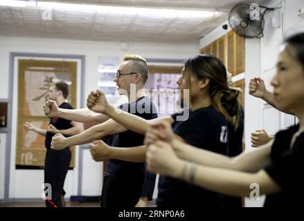 (170803) -- NEW YORK, 3. August 2017 -- Alex Richter unterrichtet seine Schüler an seiner Kung Fu Schule City Wing Tsun in New York, USA, 12. Juli 2017. Versteckt in der Innenstadt des geschäftigen New York City ist City Wing Tsun. Das ist Alex Richters Kung Fu-Schule, die, wie der Name schon sagt, Wing Tsun, eine Kampfkunst im Hong Kong-Stil zeigt Als gebürtiger Amerikaner war Richter stark vom Kampfkunstfilmstar Bruce Lee beeinflusst. Seine Liebe zu Kung Fu, besonders zu Wing Tsun, die Bruce Lee als Teenager gelernt hat, ist seither bei ihm. Richter begann es Stockfoto