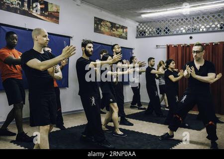 (170803) -- NEW YORK, 3. August 2017 -- Alex Richter (1. R) unterrichtet seine Schüler an seiner Kung Fu-Schule City Wing Tsun in New York, USA, 12. Juli 2017. Versteckt in der Innenstadt des geschäftigen New York City ist City Wing Tsun. Das ist Alex Richters Kung Fu-Schule, die, wie der Name schon sagt, Wing Tsun, eine Kampfkunst im Hong Kong-Stil zeigt Als gebürtiger Amerikaner war Richter stark vom Kampfkunstfilmstar Bruce Lee beeinflusst. Seine Liebe zu Kung Fu, besonders zu Wing Tsun, die Bruce Lee als Teenager gelernt hat, ist seither bei ihm. Richter Sta Stockfoto