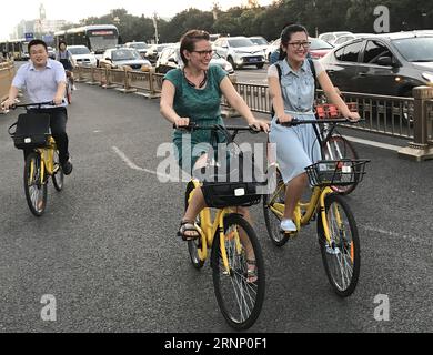 (170803) -- PEKING, 3. Aug. 2017 -- Foto vom Mobiltelefon zeigt Menschen, die gemeinsam mit dem Fahrrad auf der Chang an Avenue in Peking, der Hauptstadt Chinas, fahren, 3. Aug. 2017. Die chinesische Regierung hat am Donnerstag Leitlinien zur Regulierung von Fahrradabteilungen herausgegeben, die zwar landesweit gedeihen, aber zu Herausforderungen im Stadtmanagement geführt haben. )(mcg) CHINA-BIKE-SHARING-GUIDELINES (CN) LuoxXiaoguang PUBLICATIONxNOTxINxCHN Peking 3. August 2017 Foto aufgenommen von Handy zeigt Prominente, die gemeinsam Fahrräder AUF Chang zur Avenue in Peking Hauptstadt von China fahren 3. August 2017 die chinesische Regierung gab AM Donnerstag Richtlinien heraus Stockfoto