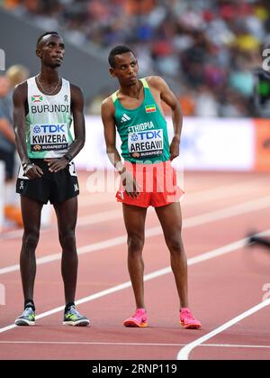 Rodrigue Kwizera aus Burundi und Berihu Aregawi aus Äthiopien, die am 6. Tag der Leichtathletik-Weltmeisterschaften in Budapest am 5000-Meter-Rennen der Männer teilnahmen Stockfoto