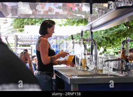 (170804) -- BERLIN, 4. Aug. 2017 -- Ein Mitarbeiter bereitet Bier für Kunden während des 21. Internationalen Berliner Bierfestivals in Berlin, Hauptstadt Deutschlands, am 4. Aug. 2017 zu. Die dreitägige Veranstaltung startete am Freitag, die voraussichtlich etwa 800.000 Besucher anziehen wird, um etwa 2.400 Biermarken zu erleben, die von 344 Brauereien aus 87 Ländern präsentiert werden. ) DEUTSCHLAND-BERLIN-INTERNATIONALES BIERFESTIVAL ShanxYuqi PUBLICATIONxNOTxINxCHN Berlin 4. August 2017 ein Mitarbeiter bereitet Bier für Kunden während des 21. Internationalen Berliner Bierfestivals in der Berliner Hauptstadt AM 4. August 2017, dem 3. Tag, zu Stockfoto