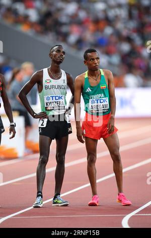 Rodrigue Kwizera aus Burundi und Berihu Aregawi aus Äthiopien, die am 6. Tag der Leichtathletik-Weltmeisterschaften in Budapest am 5000-Meter-Rennen der Männer teilnahmen Stockfoto