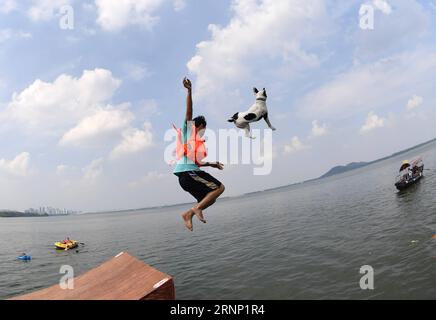 (170806) -- WUHAN, 6. August 2017 -- Ein Mann springt in den Donghu-See von einer Plankstraße der Wuhan-Universität in Wuhan, zentralchinesische Provinz Hubei, 6. August 2017. Die Menschen finden verschiedene Möglichkeiten, in Wuhan ins Wasser zu springen, um sich bei heißem Wetter abzukühlen. ) (Xzy) CHINA-WUHAN-DONGHU-SEE-SPRUNG (CN) XiongxQi PUBLICATIONxNOTxINxCHN Wuhan 6. August 2017 ein Mann springt von einer Plankstraße der Wuhan Universität in Wuhan Zentralchina S Hubei Provinz 6. August 2017 Berühmtheiten finden verschiedene Wege, um sich bei heißem Wetter in Wuhan abzukühlen China Wuhan Donghu Lake Jump CN XiongxQi PUB Stockfoto