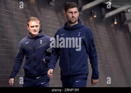 Tottenham Hotspurs Ben Davies (rechts) und Oliver Skipp kommen zum Premier League-Spiel im Turf Moor, Burnley. Bilddatum: Samstag, 2. September 2023. Stockfoto