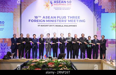 Themen der Woche Bilder des Tages (170807) -- MANILA, 7. Aug. 2017 -- der chinesische Außenminister Wang Yi (7. R) posiert für Gruppenfotos mit Kollegen aus anderen Ländern vor dem ASEAN Plus Three Foreign Ministers Meeting in Manila, Philippinen, 7. Aug. 2017. Der chinesische Außenminister Wang Yi sagte am Montag, dass die ASEAN und ihre drei Dialogpartner - China, Japan und Südkorea (10+3) - ihre Zusammenarbeit gegen den Rückfall des zunehmenden Protektionismus vertiefen könnten.) (srb) PHILIPPINEN-MANILA-ASEAN PLUS DREI-AUSSENMINISTERTREFFEN wangxshen PUBLICATIONxNOTxINxCHN Themen die Woche im Stockfoto