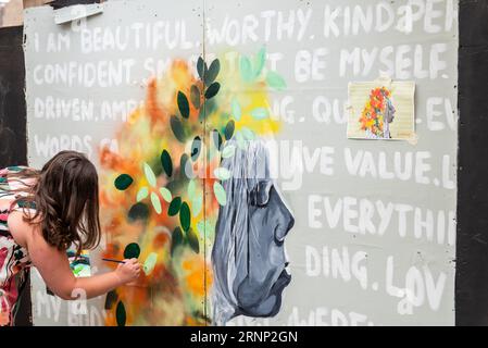 Southend on Sea, Essex, Großbritannien. September 2023. Southend, das als Europas größtes Street-Art-Festival bezeichnet wird, feiert mit dem City Jam-Event seinen neuen Stadtstatus weiter. Über 200 lokale, nationale und internationale Straßenkünstler zeigen ihre Fähigkeiten an 100 Orten im Stadtzentrum. Einige provisorische Mauern wurden errichtet, aber die Künstler schmücken auch die Seiten von Gebäuden und andere dauerhafte Strukturen. Vom ersten bis zum dritten September laufen Künstler an den Wandgemälden entlang der Straßen und Anwesen. Stockfoto