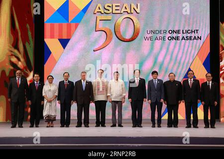 Bilder des Tages (170808) -- MANILA, 8. August 2017 -- der philippinische Präsident Rodrigo Duterte (7. L) und der philippinische Außenminister Alan Peter Cayetano (6. L) posieren mit Vertretern der ASEAN-mitgliedsstaaten (Association of Southeast Asian Nations) während der großen Feierlichkeiten zum 50. Jahrestag der Gründung der ASEAN in Manila, Philippinen, 8. August 2017. )(whw) PHILIPPINEN-MANILA-ASEAN-50. JAHRESTAG ROUELLExUMALI PUBLICATIONxNOTxINxCHN Images The Day Manila 8. August 2017 Philippinischer Präsident Rodrigo Duterte 7. L und philippinischer Außenminister Alan Peter Cayetano 6. L POS Stockfoto