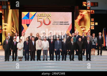 (170808) -- MANILA, 8. August 2017 -- philippinischer Präsident Rodrigo Duterte (untere Reihe, 7. L), chinesischer Außenminister Wang Yi (obere Reihe, 3. L) und andere Gäste posieren für ein Gruppenfoto während der großen Feier zum 50. Jahrestag der Gründung der Association of Southeast Asian Nations (ASEAN) in Manila, Philippinen, 8. August 2017. )(whw) PHILIPPINEN-MANILA-ASEAN-50 Jahre ROUELLExUMALI PUBLICATIONxNOTxINxCHN Manila 8. August 2017 Philippinischer Präsident Rodrigo Duterte Bottom Row 7. L Chinesische Außenminister Wang Yi Top Row 3. L und andere Gäste posieren für ein Gruppenfoto Stockfoto