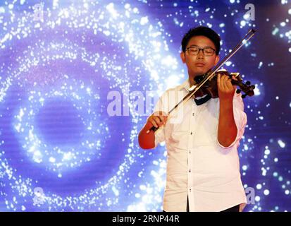 (170810) -- PEKING, 10. August 2017 -- Teilnehmer Chen Mingchen spielt die Violine während der Abschlusszeremonie des Bluestar International Summer Camp in Peking, Hauptstadt Chinas, 9. August 2017. Das 28. Bluestar International Summer Camp zum Thema sino-ausländischer Kulturaustausch ist am Mittwoch in Peking geschlossen. ) (zx) CHINA-BEIJING-INTERNATIONAL SUMMER CAMP (CN) LiuxLianfen PUBLICATIONxNOTxINxCHN Peking 10. August 2017 Teilnehmer Chen SPIELT die Violine während der ABSCHLUSSZEREMONIE des Blue Star International Summer Camp in Peking Hauptstadt von China 9. August 2017 der 28. Blue Star Praktikant Stockfoto