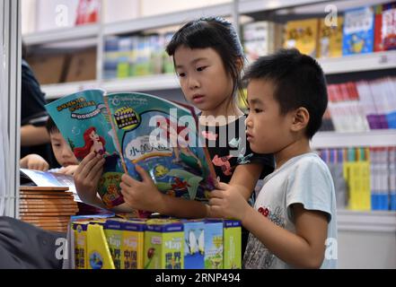 (170810) -- GUANGZHOU, 10. August 2017 -- Kinder lesen ein Märchenbuch auf dem Südchinesischen Buchfestival in Guangzhou, der Hauptstadt der südchinesischen Provinz Guangdong, 10. August 2017. Das fünftägige Buchfestival begann am Donnerstag im Guangzhou Pazhou Convention and Exhibition Center. ) (zx) CHINA-GUANGZHOU-BOOK FESTIVAL (CN) LiangxXu PUBLICATIONxNOTxINxCHN Guangzhou 10. August 2017 Kinder lesen ein Märchenbuch AUF dem Südchinesischen Buchfestival in Guangzhou Hauptstadt der Südchinesischen Provinz Guangdong 10. August 2017 das fünftägige Buchfestival begann AUF der Guangzhou Pazhou Convention and Exhibition CE Stockfoto