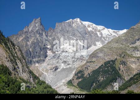 Das Mont-Blanc-Massiv mit dem Brenva-Gletscher über dem Entreves - Italien. Stockfoto