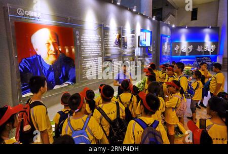 (170810) -- PEKING, 10. August 2017 -- Studenten lernen die Geschichten von Luft- und Raumfahrtwissenschaftlern im China Aerospace Museum in Peking, Hauptstadt von China, 10. August 2017. ) (lx) CHINA-BEIJING-SUMMER HOLIDAY-MUSEUM(CN) LixXin PUBLICATIONxNOTxINxCHN Peking 10. August 2017 Studenten lernen die Geschichten von Luft- und Raumfahrtwissenschaftlern im China Aerospace Museum in Peking Hauptstadt von China 10. August 2017 LX China Beijing Summer Vacation Museum CN LixXin PUBLICATIONxNOTxINxCHN Stockfoto