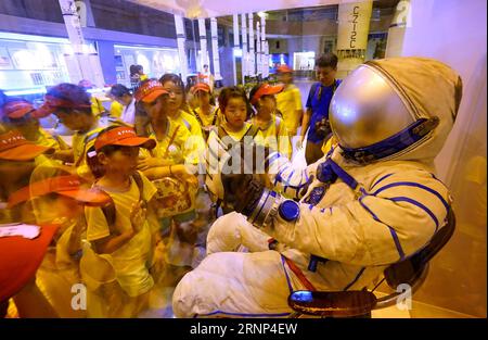 (170810) -- PEKING, 10. Aug. 2017 -- Studenten schauen sich den Raumanzug an, der im China Aerospace Museum in Peking, Hauptstadt Chinas, am 10. Aug. 2017 ausgestellt ist. ) (lx) CHINA-BEIJING-SUMMER HOLIDAY-MUSEUM(CN) LixXin PUBLICATIONxNOTxINxCHN Peking Aug 10 2017 Studenten Schauen Sie SICH den Raumanzug AN, der im China Aerospace Museum in Peking Hauptstadt von China Aug 10 2017 LX China Beijing Summer Vacation Museum CN LixXin PUBLICATIONxNOTxINxCHN ausgestellt ist Stockfoto