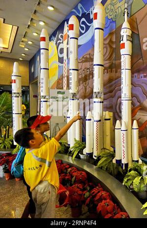 (170810) -- PEKING, 10. August 2017 -- Studenten schauen sich das Modell des Trägerfahrzeugs im China Aerospace Museum in Peking, Hauptstadt von China, 10. August 2017 an. ) (lx) CHINA-BEIJING-SUMMER HOLIDAY-MUSEUM(CN) LixXin PUBLICATIONxNOTxINxCHN Peking Aug 10 2017 Studenten Schauen Sie sich das Modell des Launch Vehicles in China Aerospace Museum in Peking Hauptstadt von China Aug 10 2017 LX China Beijing Summer Vacation Museum CN LixXin PUBLICATIONxNOTxINxCHN AN Stockfoto