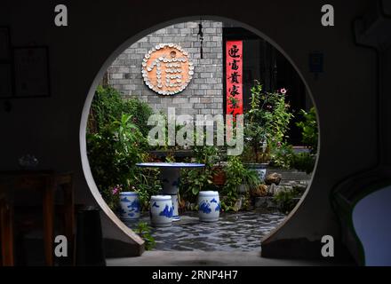 (170810) -- JINGDEZHEN, 10. Aug. 2017 -- Foto aufgenommen am 9. Aug. 2017 zeigt eine Anwohnerin in der Altstadt von Yaoli, Stadt Jingdezhen, ostchinesische Provinz Jiangxi. Die Stadt entstand am Ende der westlichen Han-Dynastie (206 v. Chr. - 25 n. Chr.) und ist ein ideales Touristenziel mit einem malerischen Blick auf traditionelle Wohngebäude. (lxx) CHINA-JIANGXI-JINGDEZHEN-ANTIKE STADT(CN) WanxXiang PUBLICATIONxNOTxINxCHN Jingdezhen 10. August 2017 Foto aufgenommen AM 9. August 2017 zeigt eine Bewohner, die in Yaoli Alte Stadt Jingdezhen Stadt Ostchina Provinz Jiangxi die Stadt entstand in den EN Stockfoto