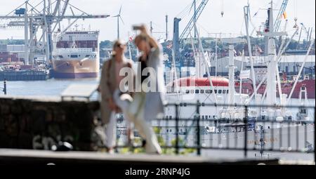 Hamburg, Deutschland. September 2023. Zwei Frauen machen ein Selfie am Stintfang mit dem Hamburger Hafen im Hintergrund. Quelle: Markus Scholz/dpa/Alamy Live News Stockfoto