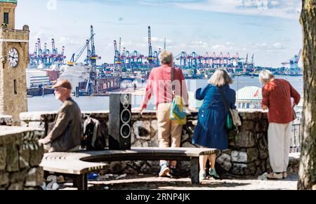 Hamburg, Deutschland. September 2023. Besucher genießen einen sonnigen Tag und den Blick auf den Hafen von Stintfang. Quelle: Markus Scholz/dpa/Alamy Live News Stockfoto