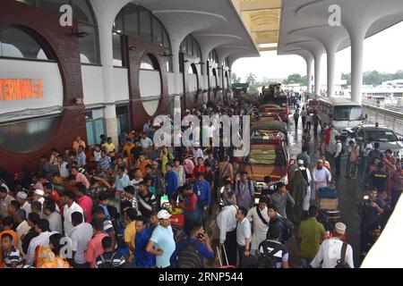 (170811) -- DHAKA, 11. August 2017 -- Passagiere werden am Hazrat Shahjalal International Airport in Dhaka, Bangladesch, 11. August 2017 evakuiert. Das Feuer, das am Freitagnachmittag in einem Gebäude innerhalb des Hazrat Shahjalal International Airport in der bangladeschischen Hauptstadt Dhaka ausbrach, wurde unter Kontrolle gebracht, sagten Beamte. Jibon Ahsan (dtf) BANGLADESCH-DHAKA-AIRPORT-FIRE Naim PUBLICATIONxNOTxINxCHN 170811 Dhaka 11. August 2017 Passagiere werden AM Bangladesch S Hazrat Shahjalal International Airport in Dhaka Bangladesch evakuiert 11. August 2017 der Fire Thatcher brach AM Freitag Mittag in einem Gebäude aus Stockfoto