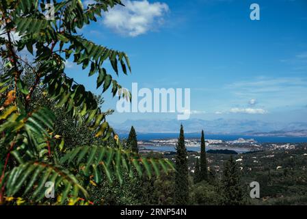 Blick vom Gipfel des Berges auf die Stadt Kerkyra mit der Landebahn der Insel Korfu Stockfoto