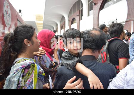 (170811) -- DHAKA, 11. August 2017 -- Passagiere werden am Hazrat Shahjalal International Airport in Dhaka, Bangladesch, 11. August 2017 evakuiert. Das Feuer, das am Freitagnachmittag in einem Gebäude innerhalb des Hazrat Shahjalal International Airport in der bangladeschischen Hauptstadt Dhaka ausbrach, wurde unter Kontrolle gebracht, sagten Beamte. Jibon Ahsan (dtf) BANGLADESCH-DHAKA-AIRPORT-FIRE dhakaxNaim PUBLICATIONxNOTxINxCHN 170811 DHAKA 11. August 2017 Passagiere werden AM Bangladesch S Hazrat Shahjalal International Airport in Dhaka Bangladesch evakuiert 11. August 2017 der Fire Thatcher brach Freitag Mittag in einem Bui aus Stockfoto
