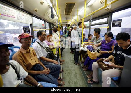 (170811) -- , 11. August 2017 -- Passagiere nehmen am 11. August 2017 einen in China hergestellten Bus of Bus Service (YBS) in der Innenstadt von Myanmar. U Aung) (dtf) MYANMAR--YBS-CHINA yangon PUBLICATIONxNOTxINxCHN 170811 Aug 11 2017 Passagiere nehmen AM 11. August 2017 einen in China hergestellten Bus of Bus Service YBS in der Innenstadt Myanmars U Aung dtf Myanmar YBS China Yangon PUBLICATIONxNOTxINxCHN Stockfoto