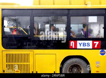 (170811) -- , 11. August 2017 -- Passagiere nehmen am 11. August 2017 einen in China hergestellten Bus of Bus Service (YBS) in der Innenstadt von Myanmar. U Aung) (dtf) MYANMAR--YBS-CHINA yangon PUBLICATIONxNOTxINxCHN 170811 Aug 11 2017 Passagiere nehmen AM 11. August 2017 einen in China hergestellten Bus of Bus Service YBS in der Innenstadt Myanmars U Aung dtf Myanmar YBS China Yangon PUBLICATIONxNOTxINxCHN Stockfoto
